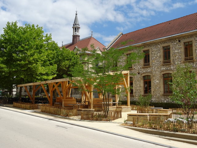 Un espace de restauration végétalisé & ombragé au coeur du village : Photo n°18